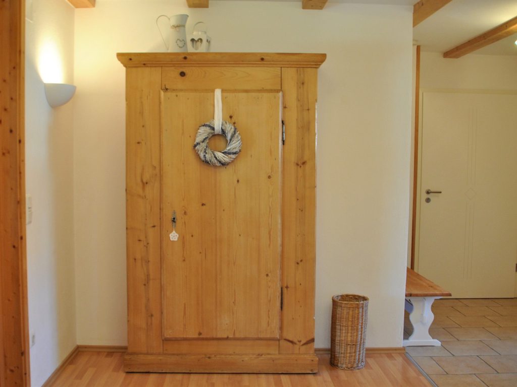 Bauernschrank im Flur der Landhaus-Ferienwohnung
