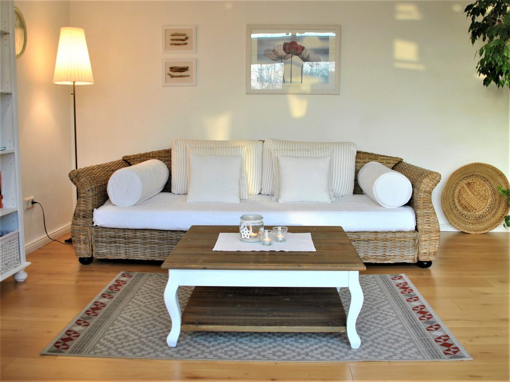 Modernes, gemütliches Rattansofa und Couchtisch