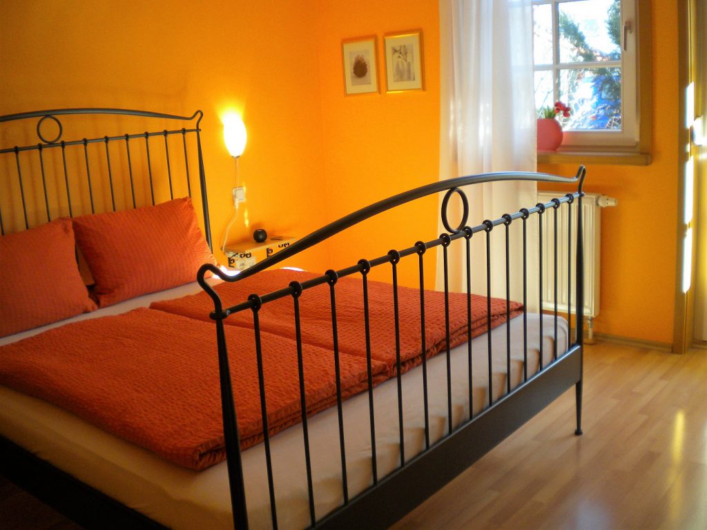 Doppelbett im Schlafzimmer der Ferienwohnung Cottage No.8