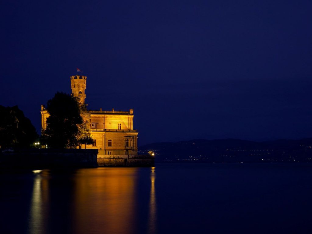 Schloss Montfort in Langenargen am Bodensee bei Nacht