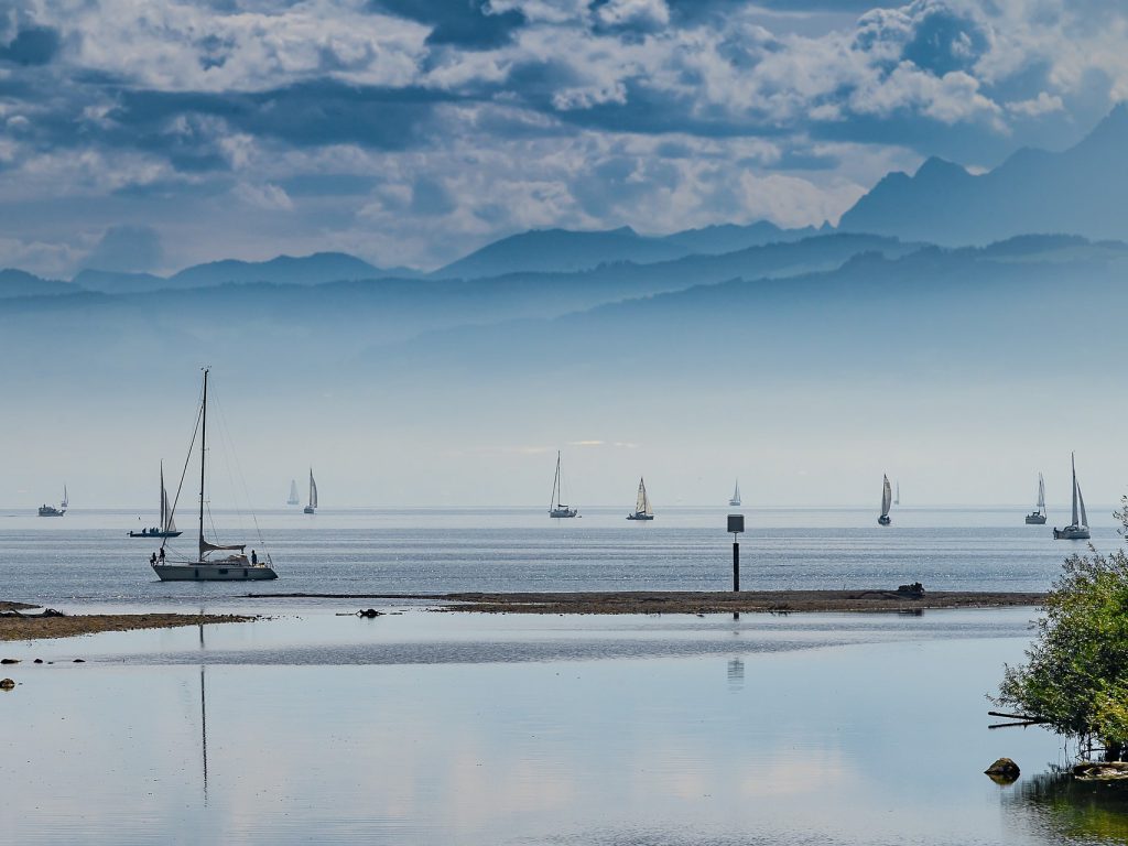 Segelboote auf dem Bodensee vor der Kulisse der Schweizer Alpen