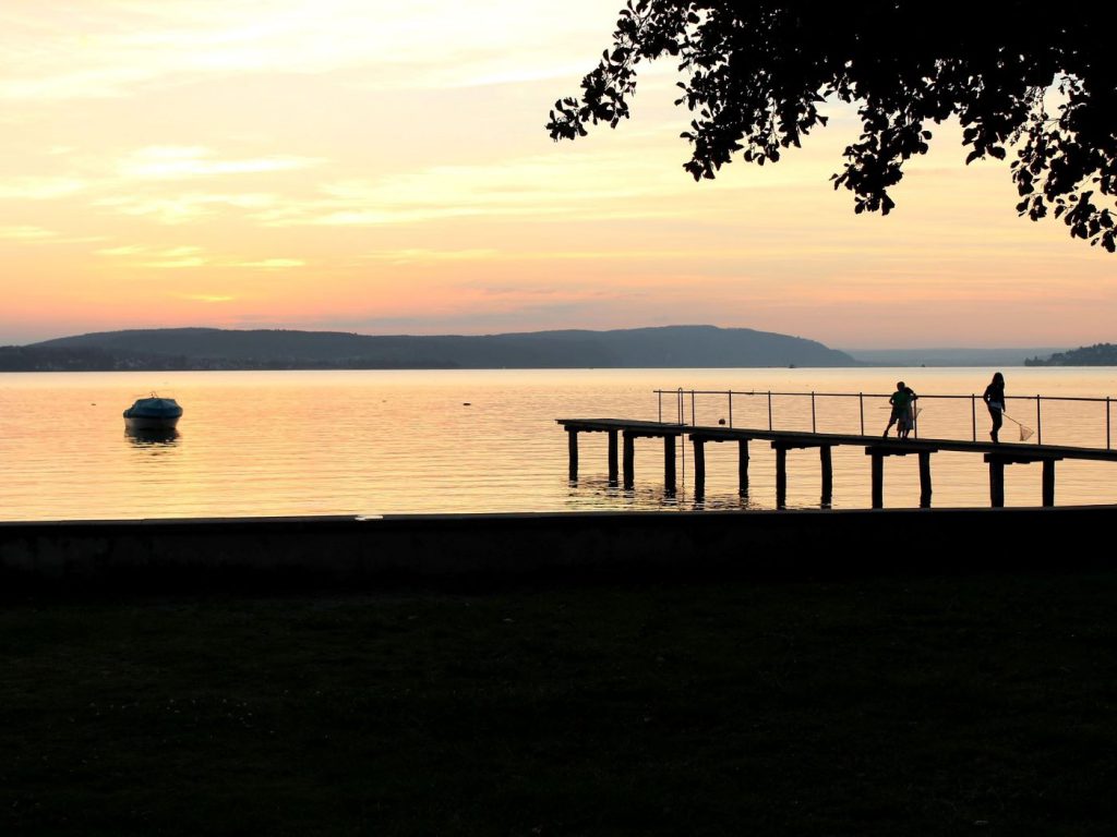 Bodensee mit Steg und Boot im Abendlicht