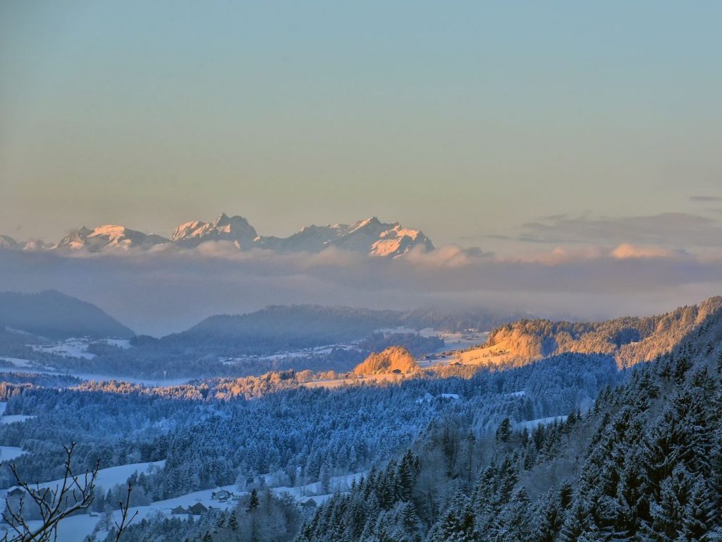 Verschneite Allgäu-Landschaft und die Alpen